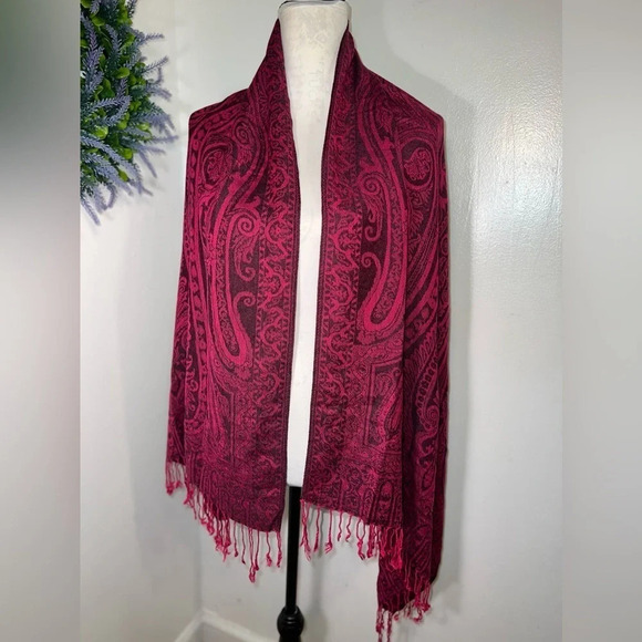 Geometric design Fuchsia Pashmina scarf with contrast fringe 64X26. 3in fringe - Picture 1 of 6